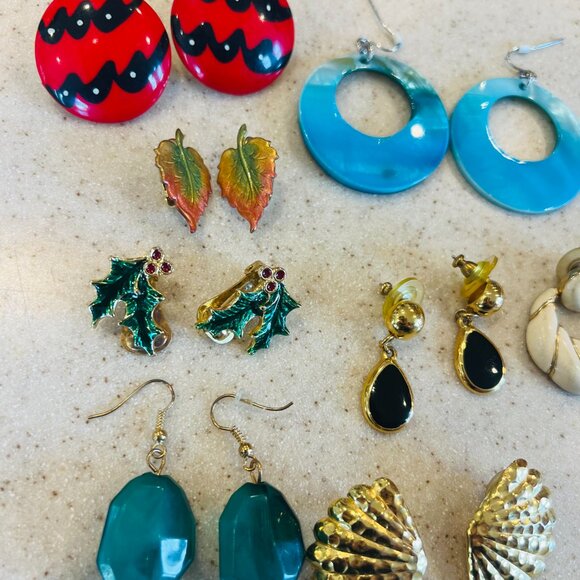 11 Pairs of Vintage Enamel Earrings including Napier - Picture 7 of 9